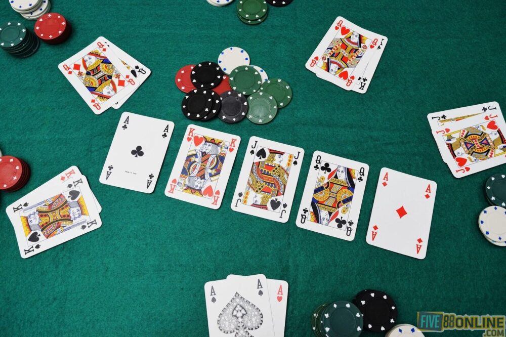 Poker là một game bài rất được yêu thích trên thế giới và cả Việt Nam 